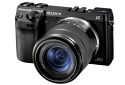 Sony NEX-7 - Markteinfhrung November 2011 - Die Sony Neuvorstellung NEX-7 ist mit 24 Megapixeln Auflsung und elektronischen OLED Sucher eine High-End Systemkamera. Als erste Systemkamera der Welt verfgt die Sony NEX-7 ber einen XGA OLED-TruFinder Sucher mit einer Auflsung von 1024 x 768 (RGB), der ein detailgenaues Bild des Motivs garantieren soll. Im Gegensatz zu den kleineren Modellen Sony NEX-5 und NEX-C3 hat die NEX-7 mehrere Bedienknpfe am Gehuse. 
